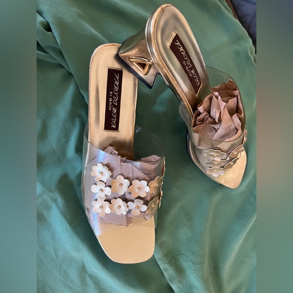Faro Di Moda by Beacon Elegant Floral Embellished Gold and Cream Women's Mules - Picture 1 of 14